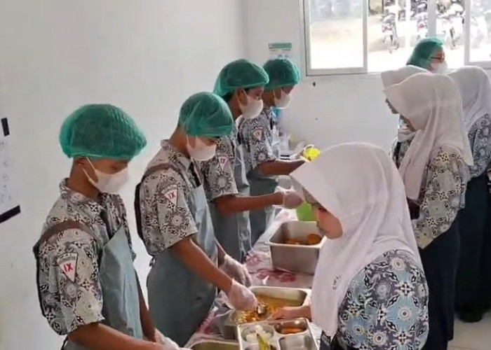 MBG Sistem Prasmanan di SMPN 2 Karanganyar Pekalongan, Siswa Bisa Ambil Porsi Sesuai Kebutuhan