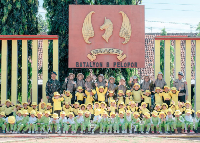 Gelar Outing Class, Siswa KB Roudlotul Jannah Gringsing Dikenalkan Tugas Korps Brimob Sembari Main Outbound