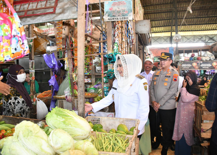 Jelang Natal dan Tahun Baru, Pemkab Pekalongan Pantau Harga Bahan Pokok di Pasar Tradisional