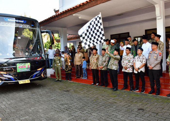 Plt Bupati Pekalongan Sukirman Lepas Ratusan CJH, Tekankan Ibadah Maksimal dan Kekompakan Jamaah