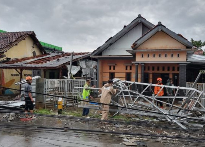 Kabupaten Pekalongan Disapu Angin Kencang, Puluhan Rumah Rusak hingga Fasilitas Umum Terdampak
