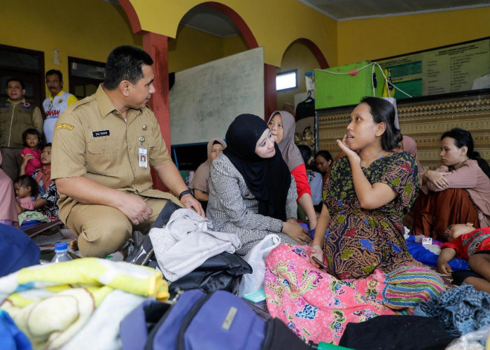 Banjir di Kabupaten Pekalongan Mulai Surut, Wagub Taj Yasin Evakuasi 2 Lansia dari Posko Pengungsian