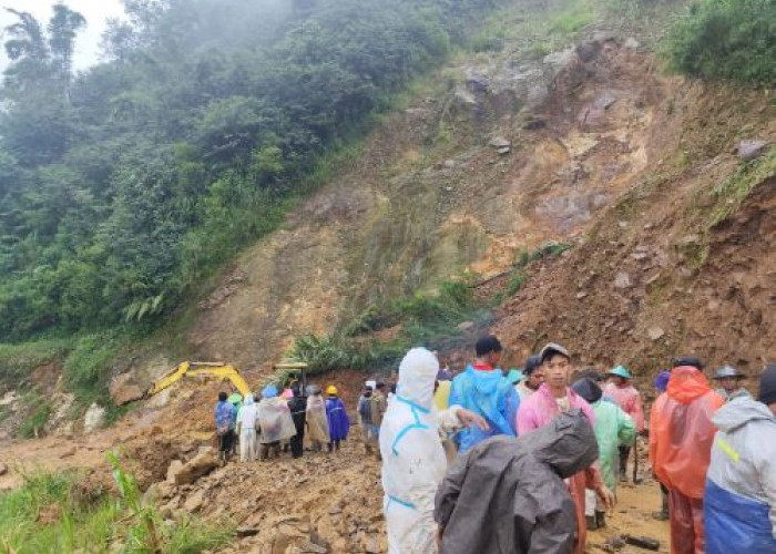 Alat Berat Diturunkan Buka Jalan Mudal-Dranan Yang Tertutup Longsor Bukit Gunung Beser