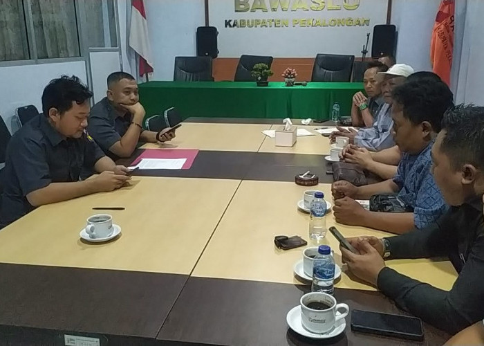 Tim Kuasa Hukum Paslon 02 Lapor Bawaslu  Kabupaten Pekalongan, Terkait Video Viral Catut Logo KPU