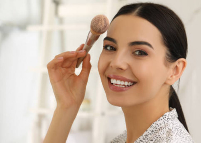 4 Rekomendasi Bedak Tabur Tahan Lama yang Bikin Glowing, Anti Luntur Meski Berkeringat