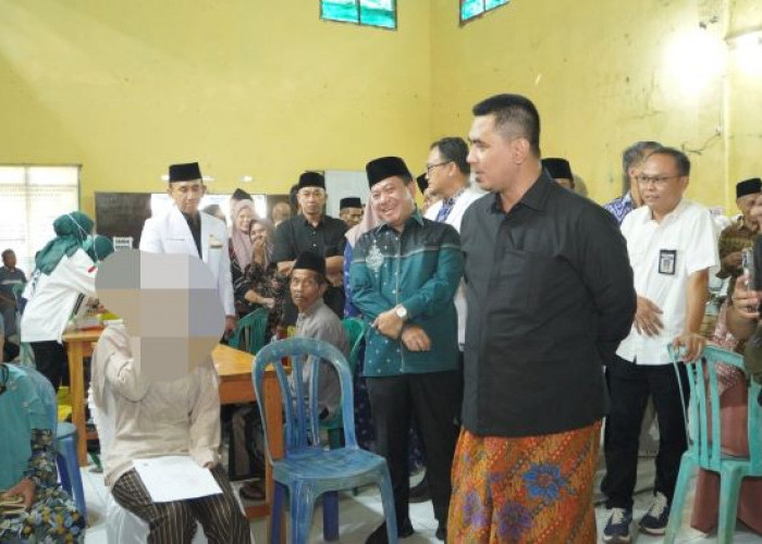 Wagub Jateng Taj Yasin Pantau Baksos Kesehatan di Paninggaran, Temukan Gadis Putus Sekolah Saat Periksa Mata