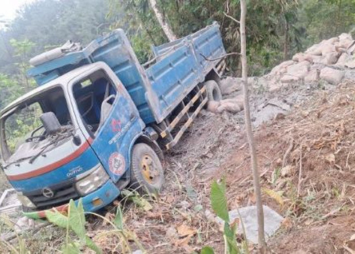 Truk Pengangkut Semen Terperosok ke Tebing 10 Meter di Kandangserang