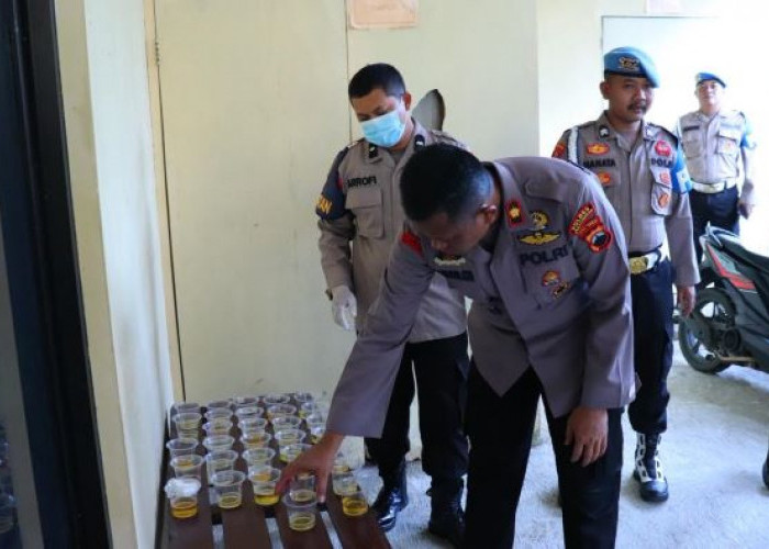 Polisi Harus Bebas Narkoba! Kapolres hingga PJU Polres Pekalongan Jalani Tes Urine Mendadak