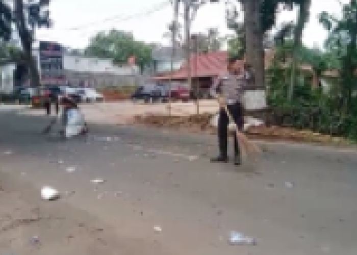 Sampah Berceceran dari Truk Sampah di Jalan Raya, Ini yang Dilakukan Anggota Satlantas Polres Pekalongan