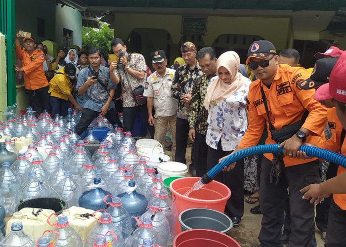 Bupati Pekalongan Fadia Arafiq Pantau Langsung Pendistribusian Air Bersih di Desa Kedungkebo