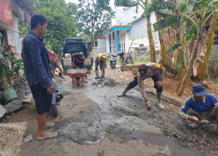 Bhabinkamtibmas Polsek Kandangserang dan Warga Desa Lambur Gotong-royong Perbaiki Jalan Rusak