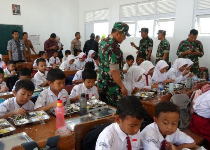 Program Makan Bergizi Gratis di Kabupaten Pekalongan Dilaunching, Anak-anak Sekolah Senang, Masakannya Enak