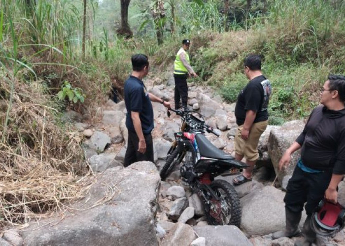 Pekerja SPPG Tulis Tersesat di Hutan Petungkriyono Saat Menuju Dieng, Motor Trail Terjepit Batu