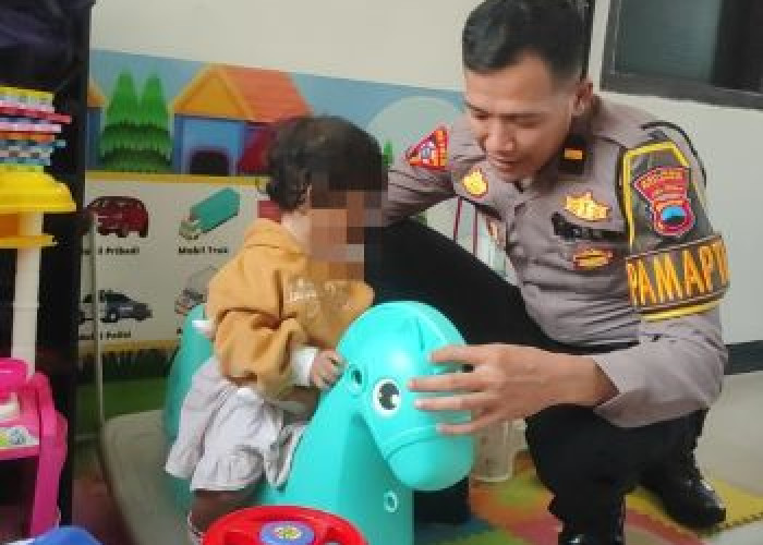 Ipda Purwanto Telaten Momong Anak Pemohon Surat Kehilangan di Polres Pekalongan
