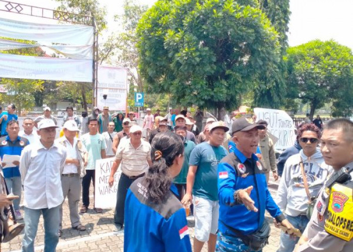 Warga Desa Wuled Geruduk Kantor Bupati Pekalongan, Protes Kinerja Kepala Desa