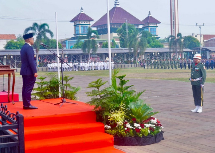 Tak Mau Berteduh, Bupati Batang Pilih Berdiri di Bawah Terik Saat Upacara HUT RI