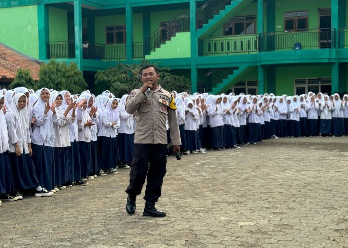 Penyuluhan Kenakalan Remaja di MTs SS Proto, Bhabinkamtibmas Polsek Kedungwuni Dan Siswa Beri Kejutan Ini