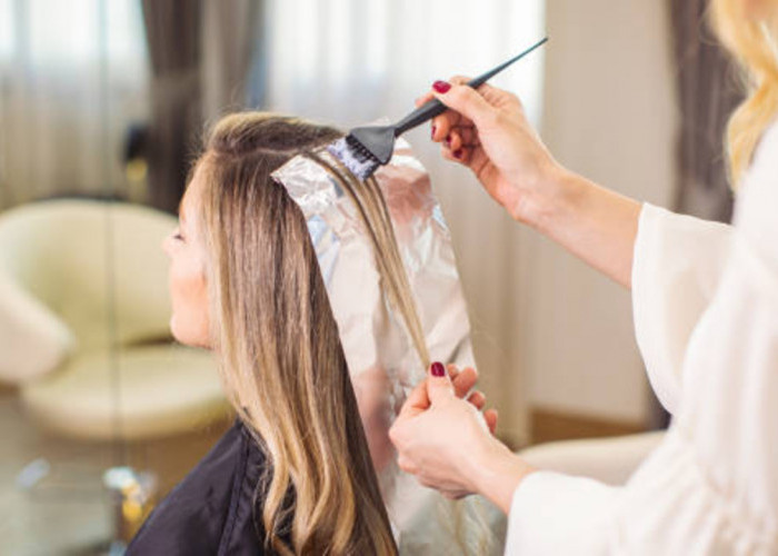 5 Cat Rambut yang Cocok untuk Menutupi Uban Menahun dan Hasilnya Natural