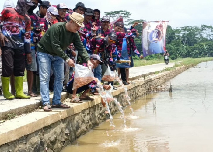 Jaga Kelestarian Alam, Komunitas Poman dan Bacabup Toni Triyanto Tebar Ratusan Benih Ikan