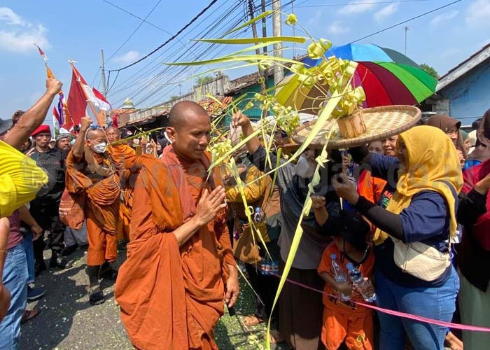 Petani Batang Hadiahi Hasil Bumi Pada Biksu Peserta Ritual Thudong