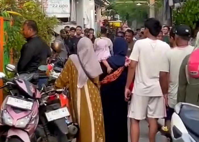 Puluhan Nasabah Geruduk Rumah Ketua BMT Mitra Umat Pekalongan, Tuntut Pengembalian Uang Simpanan