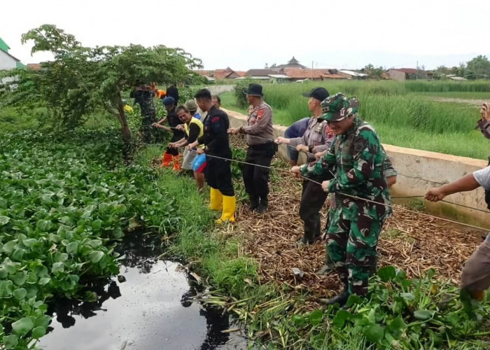 Cegah Banjir, TNI Polri dan Masyarakat Bersihkan Sungai Bremi Kota Pekalongan