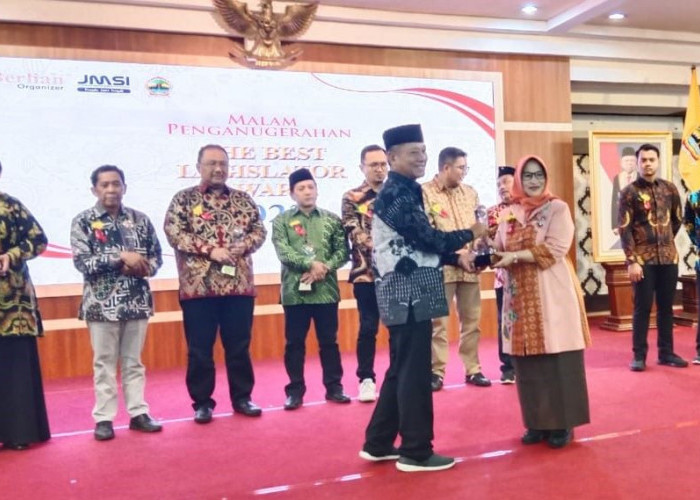 Ketua DPRD Kabupaten Pekalongan Hindun Terima Penghargaan The Best Legislator Award 2023