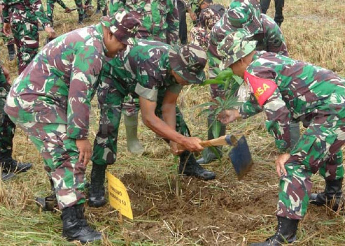 TNI Hijaukan Desa Surobayan