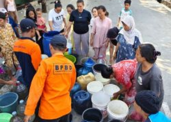 Empat Bulan Alami Kekeringan, Warga Garungwiyoro Terpaksa Mandi dan Cuci di Sungai
