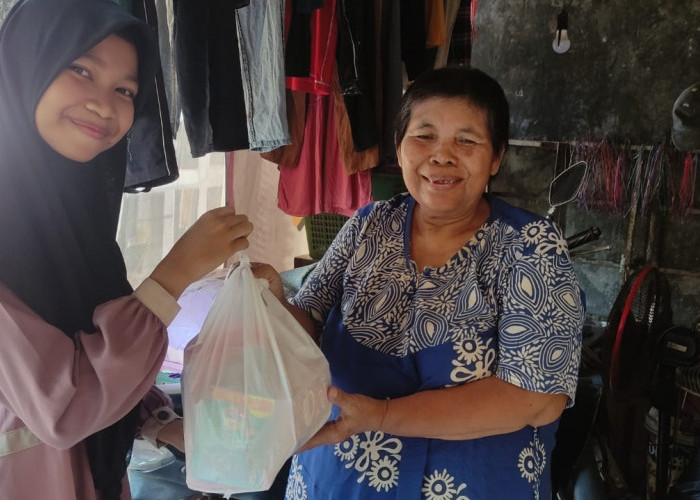 Sisihkan Uang Jajan, Siswa SDN Proyonanggan 03 Bagikan 50 Paket Sembako ke Masyarakat Sekitar
