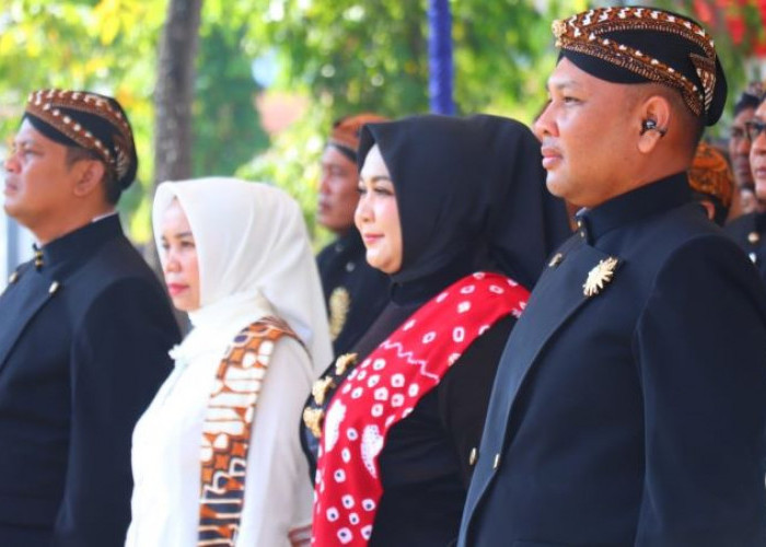 Kapolres Pekalongan Hadiri Apel Besar Hari Jadi Ke-402 Kabupaten Pekalongan, Pakai Baju Tradisional Beskap