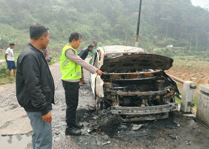 Mobil Grand Livina Terbakar di Gerlang Batang, Rombongan Wisatawan Asal Bogor Batal ke Dieng