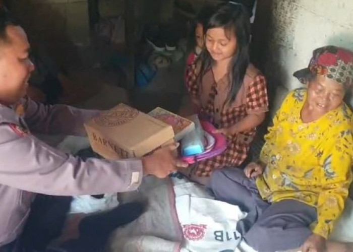 Jumat Berkah Polsek Kandangserang, Kisah Haru Nur Hayati, Anak Yatim Piatu Terima Bantuan Perlengkapan Sekolah