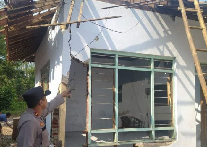 Boiler Setrika Uap di Proto Kedungwuni Meledak, 1 Rumah Rusak