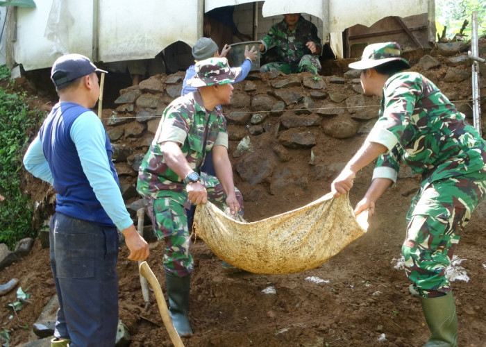 TNI Koramil Paninggaran Gerak Cepat Bantu Warga Terdampak Longsor di Kaliboja