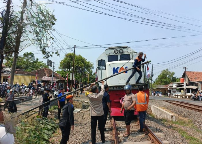 Tiang WiFi Ambruk ke Rel Kereta di Sragi, Perjalanan KA Tertahan 30 Menit dan Lalu Lintas Sempat Lumpuh