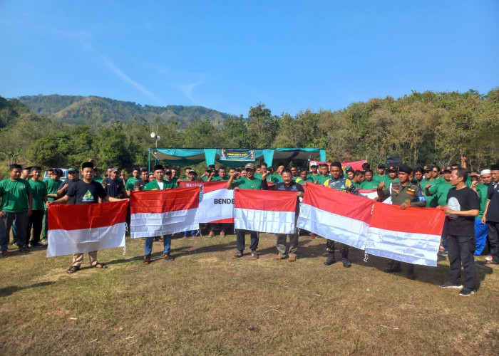 Tunjukkan Semangat Nasionalisme, ASN Pemkab Batang Bagi-bagi 17.823 Bendera Merah Putih