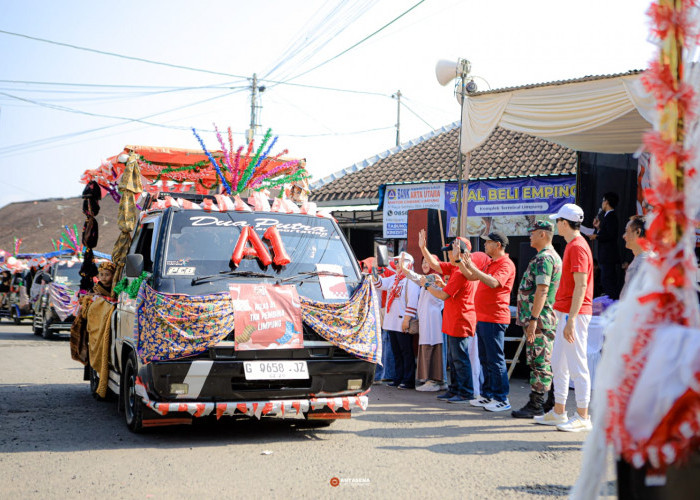 Peringati HUT RI ke-80, Seribuan Siswa TK se Kecamatan Limpung Ikuti Karnaval Mobil Hias 