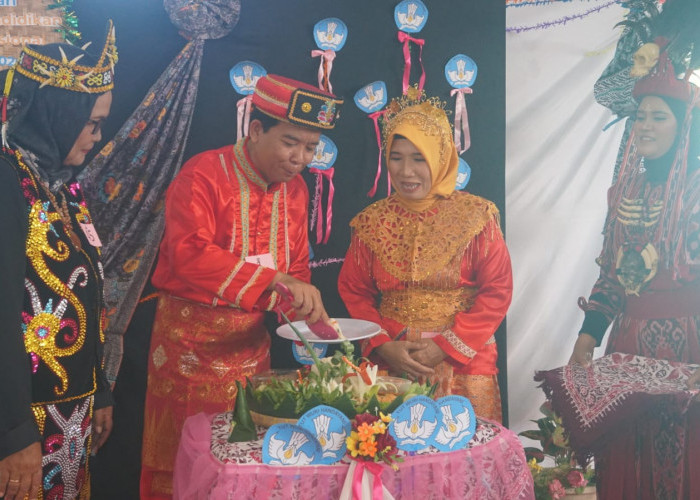 Hardiknas 2026 di Dindik Kota Pekalongan: Fashion Show Baju Adat Nusantara Hingga Pesan Penting Mabruri