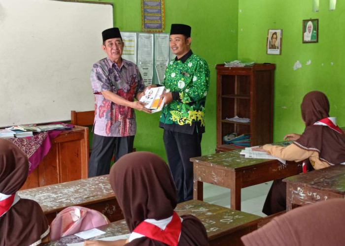 Kunjungi MI Salafiyah Kertijayan Pantau KBM Selama Ramadan dan Berikan Bantuan Buku 