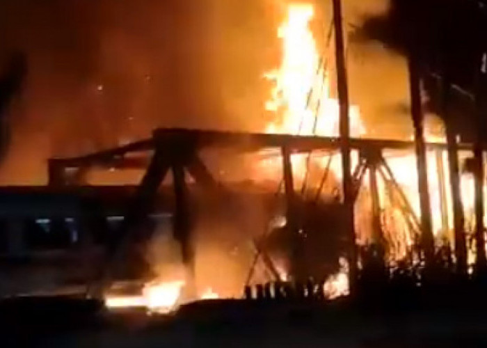 DUAR! DAHSYAT Kereta Api Tabrak Truk Kontainer Mogok di Semarang, Muncul Api Besar