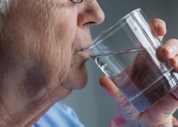 Solusi Terbaik Cegah Asam Urat pada Lansia 60 Tahun, Cukup Rutin Minum Air Putih Setiap Hari