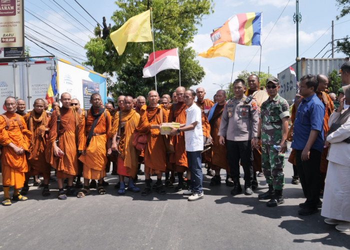 Pemkab Pekalongan Beri Dukungan pada 39 Bhikkhu Thudong, Berikan Bantuan Perbekalan