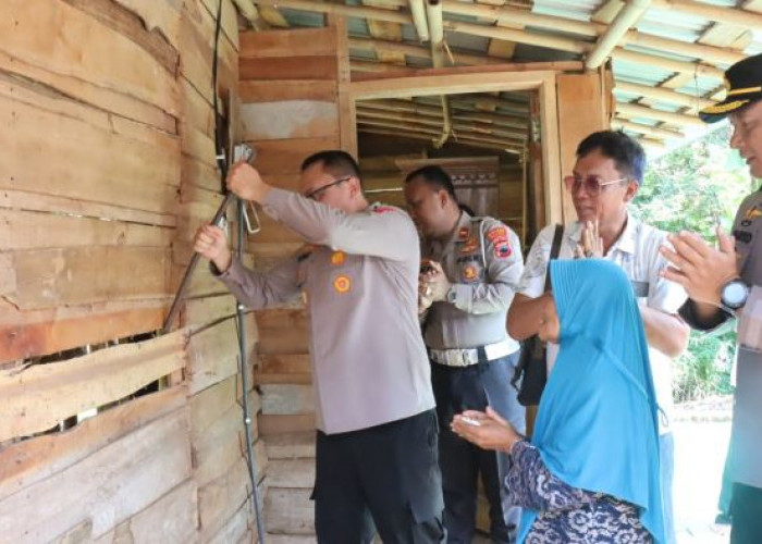 Sambut HUT Bhayangkara ke-80, Polres Pekalongan Bedah Rumah Warga Lansia Penderita Stroke di Tanjungsari
