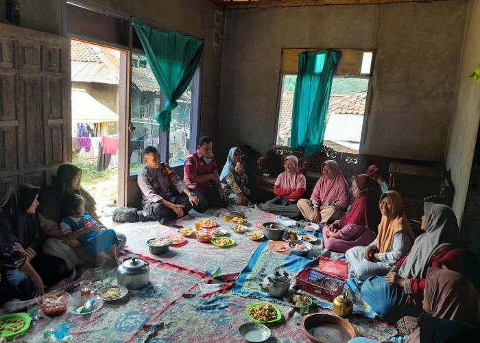 Hadiri Kegiatan P2K2, Kanit Binmas Polsek Paninggaran Berikan Imbauan Ini untuk Emak-emak Desa Kaliombo