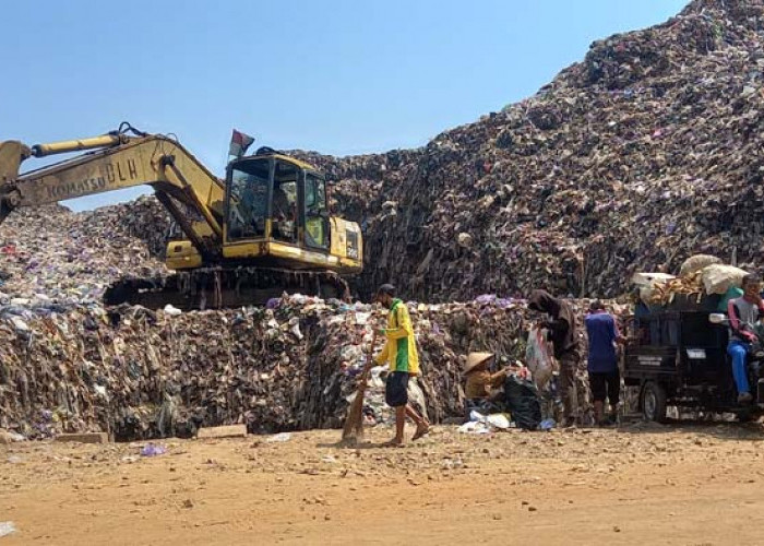 Tumpukan Sampah Kian Menjulang Tinggi, Solusi Sulit, DLH Ajukan Bantuan Pusat 