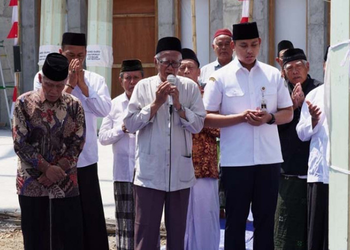 Pemasangan Soko Guru Masjid Agung tetap mempertahankan aspek sejarah bangunan