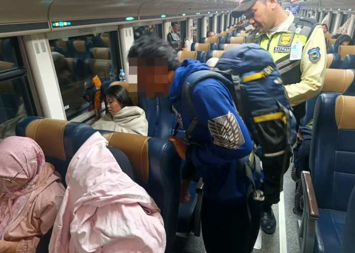 Warga Kediri Terlantar di Wiradesa, Polisi Belikan Tiket Kereta untuk Pulang