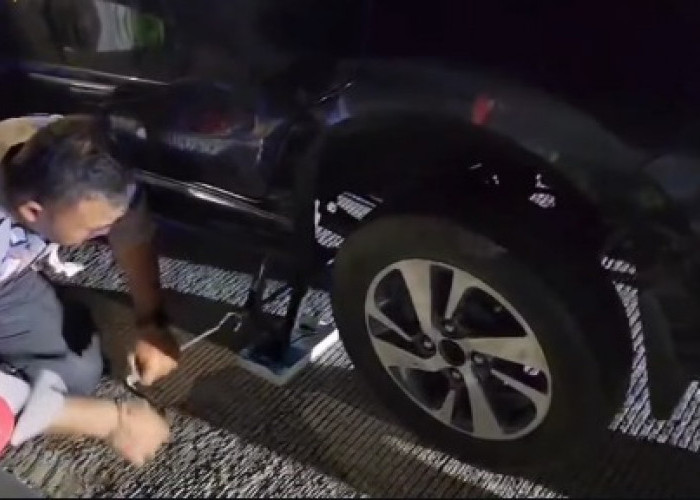 Pemudik Asal Jakarta Alami Pecah Ban di Tol Pemalang-Batang KM 337
