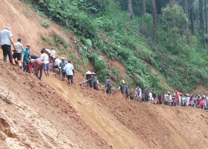 Akses Putus Diterjang Longsor, Warga dan Aparat Gabungan Buka Jalan Darurat Agar Desa Depok Tak Terisolir